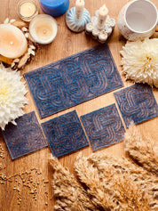 Blaues handgemachtes Resin Tablett und 4 Untersetzer mit glitzerndem Knot Design auf Holztisch dekoriert