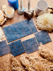 handgemachtes blaues Resin Tablett und 4 Untersetzer mit glitzerndem Knot Design auf Holztisch dekoriert