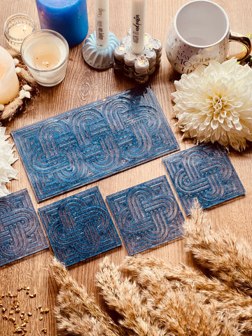 Tray and 4 coasters made of resin in blue with glitter in the knot design