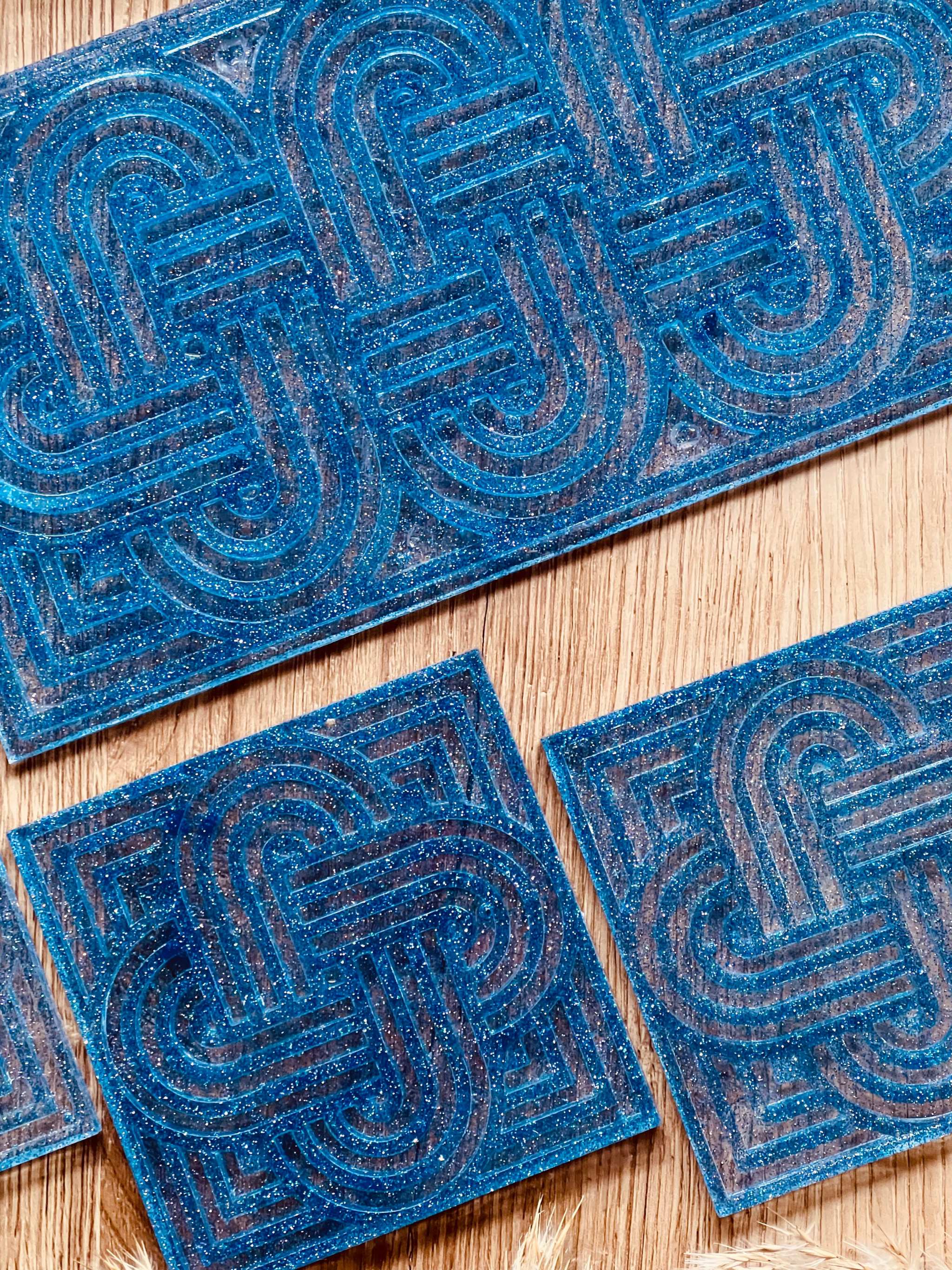 Handgemachtes blaues Resin Tablett und 4 glitzernde Untersetzer im Knot Design