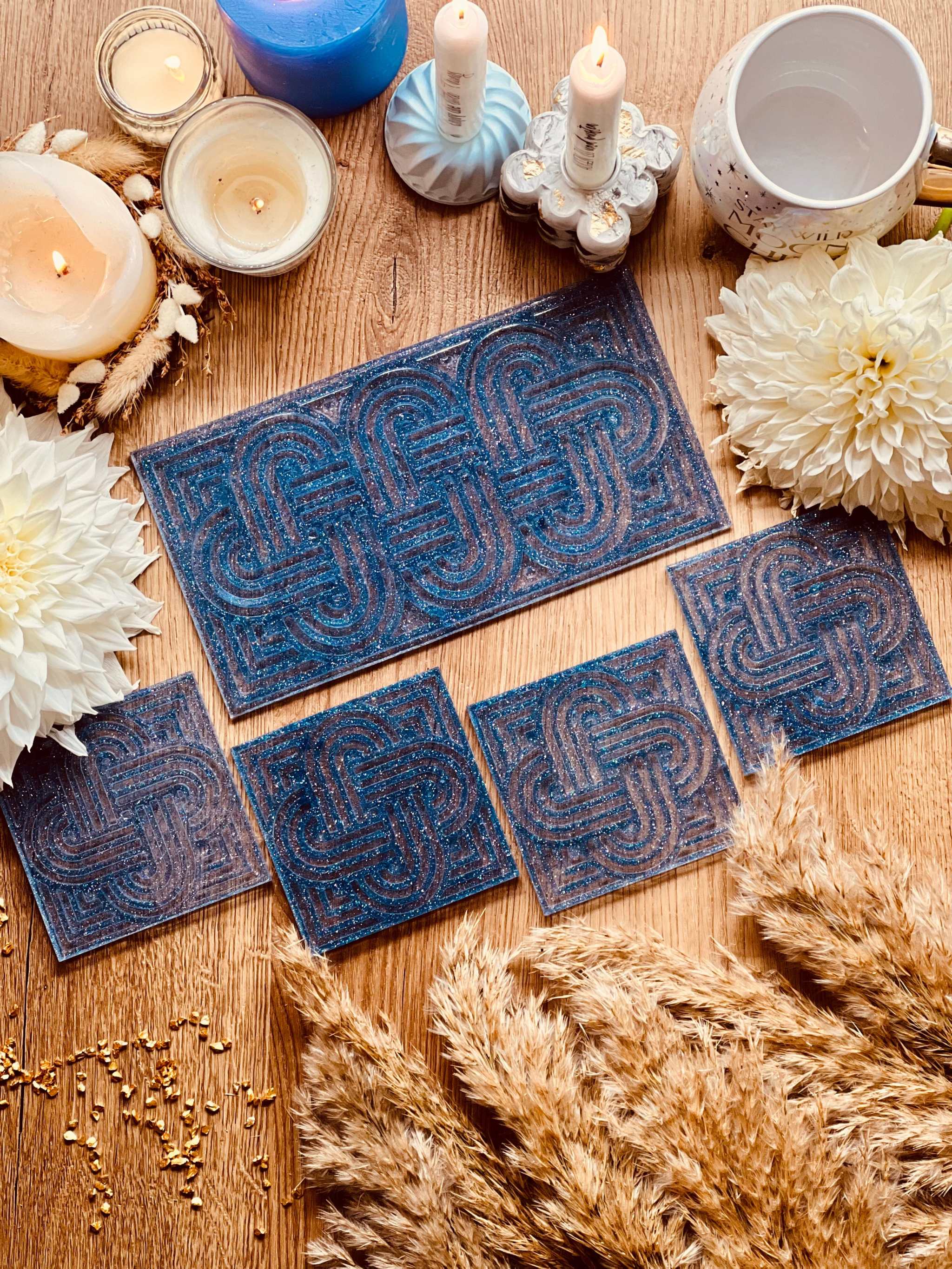 blaues handgemachtes Resin Tablett und 4 Untersetzer mit glitzerndem Knot Design auf Holztisch