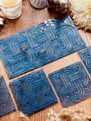 handgemachtes blaues Resin Tablett und 4 Untersetzer mit glitzerndem Knot Design