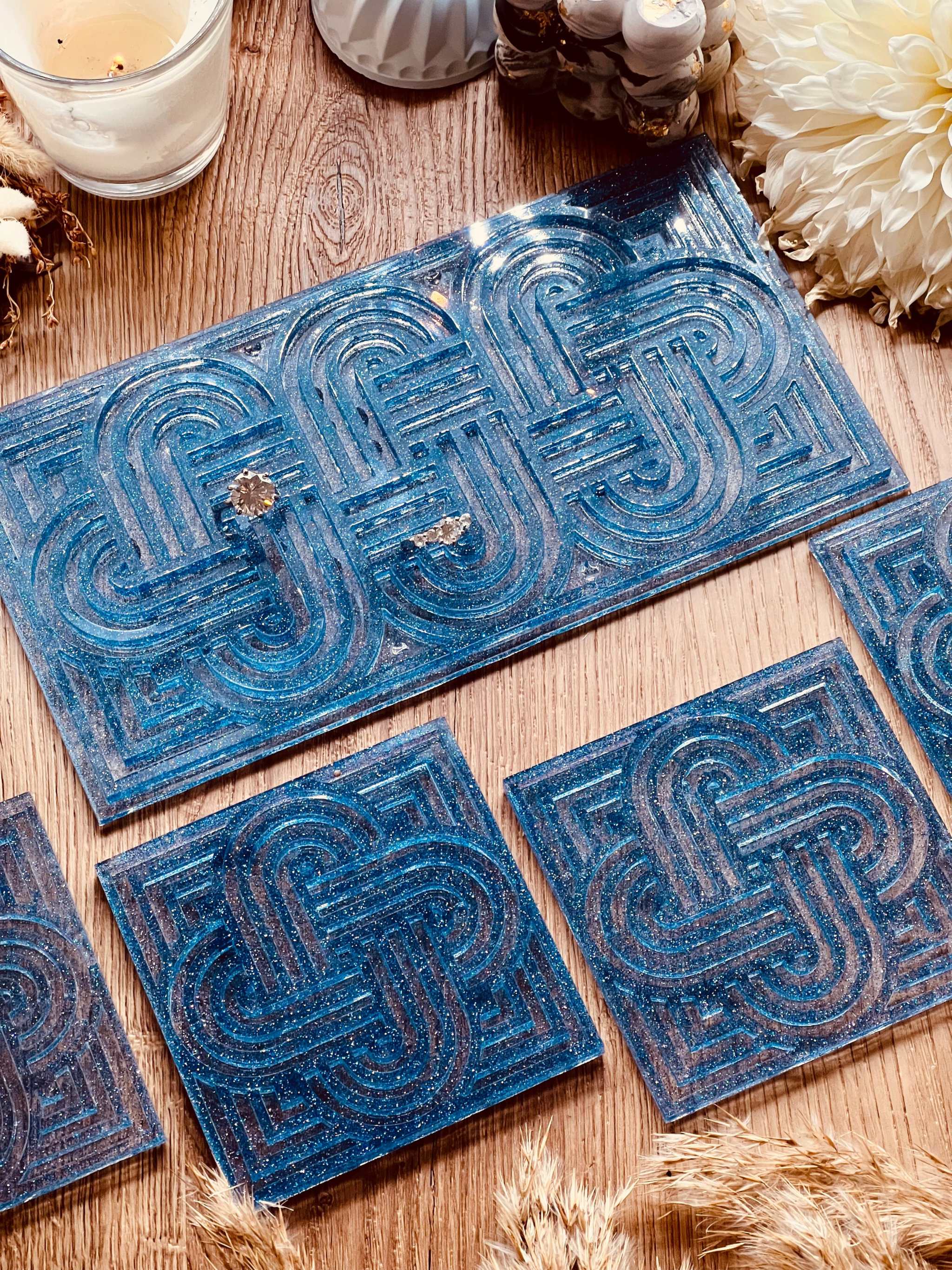 handgemachtes blaues Resin Tablett und 4 Untersetzer mit glitzerndem Knot Design