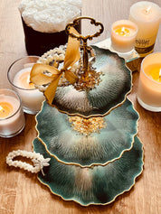 dreistöckige handgemachte Resin Etagere mit geschwungener Form und goldenen Akzenten als Tischdekoration