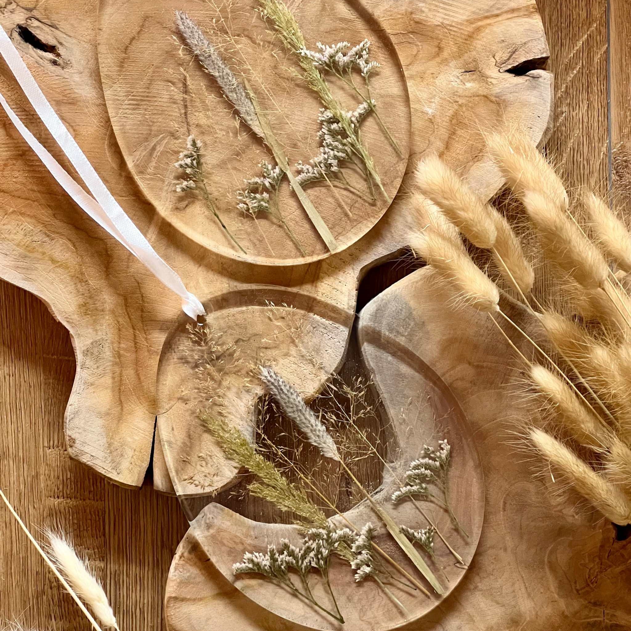 Ostereier mit echten Trockenpflanzen in transparentem Resin – zeitlose Oster Deko für eine moderne Wohnraumgestaltung.

Handgemachte große Ostereier aus Resin mit echten Blättern – eine langlebige Oster Deko für den Osterstrauch oder als Fensterdeko.