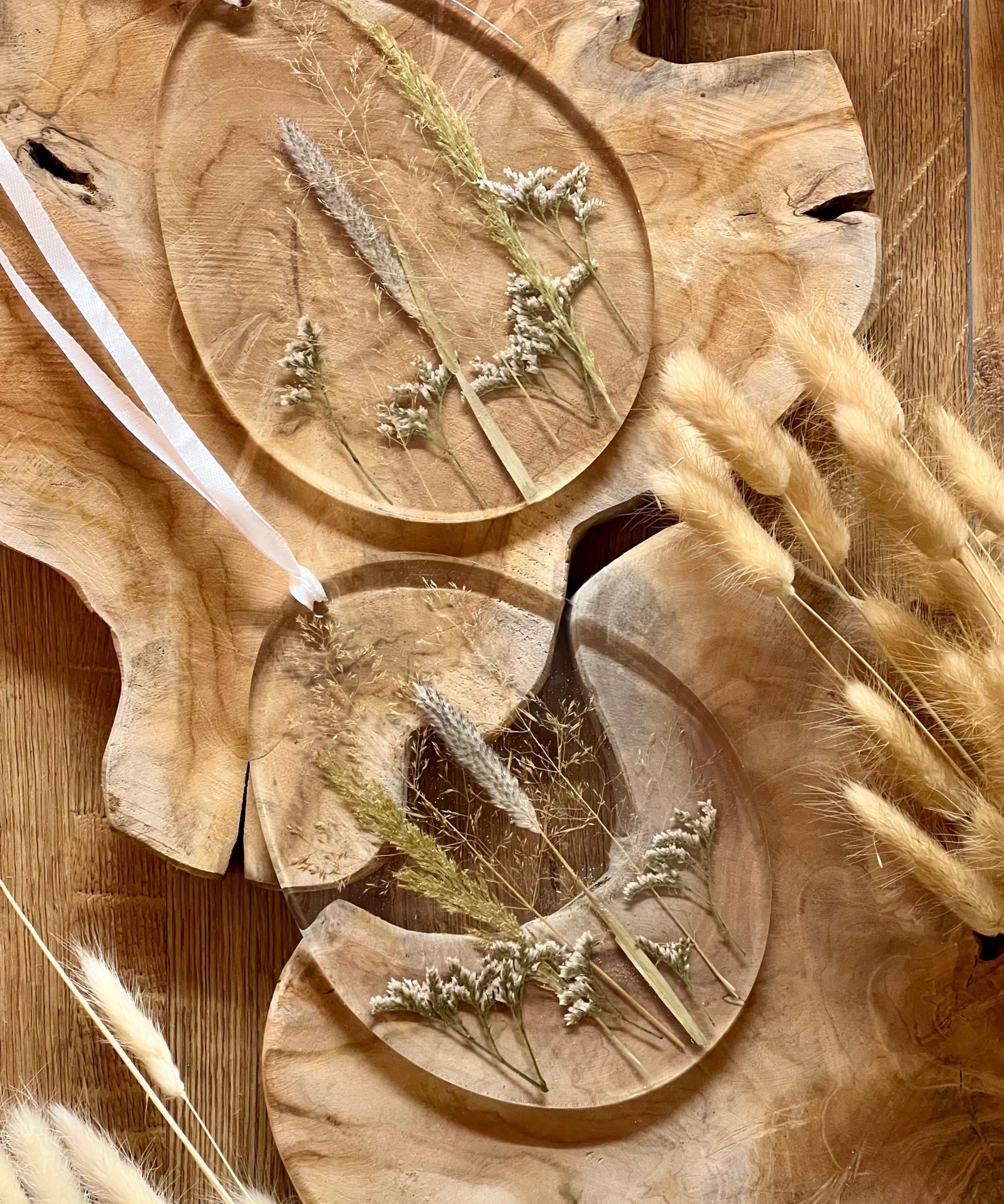 Ostereier mit echten Trockenpflanzen in transparentem Resin – zeitlose Oster Deko für eine moderne Wohnraumgestaltung.

Handgemachte große Ostereier aus Resin mit echten Blättern – eine langlebige Oster Deko für den Osterstrauch oder als Fensterdeko.