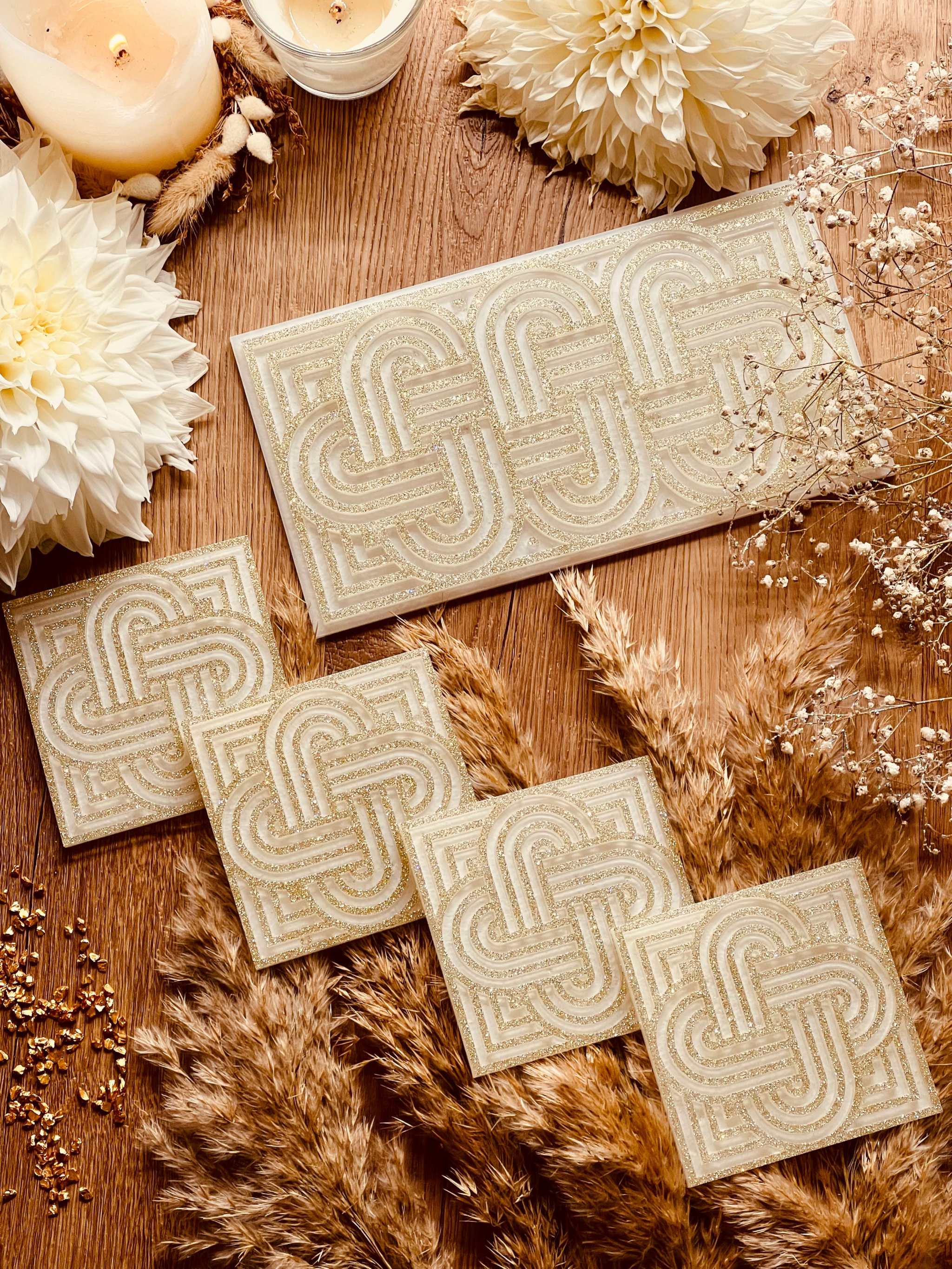 Handgemachtes Tablett und 4 Untersetzer aus champagnerfarbenem Resin mit glitzerndem Knot Design auf Holztisch mit dekorativen Accessoires