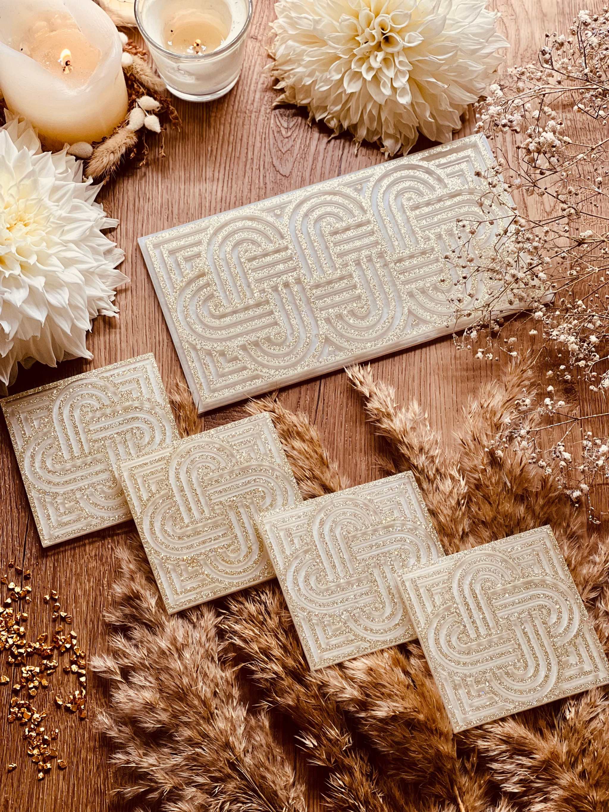 Tablett und 4 Untersetzer aus Resin in Champagner mit glitzerndem Knot Design auf Holztisch dekoriert