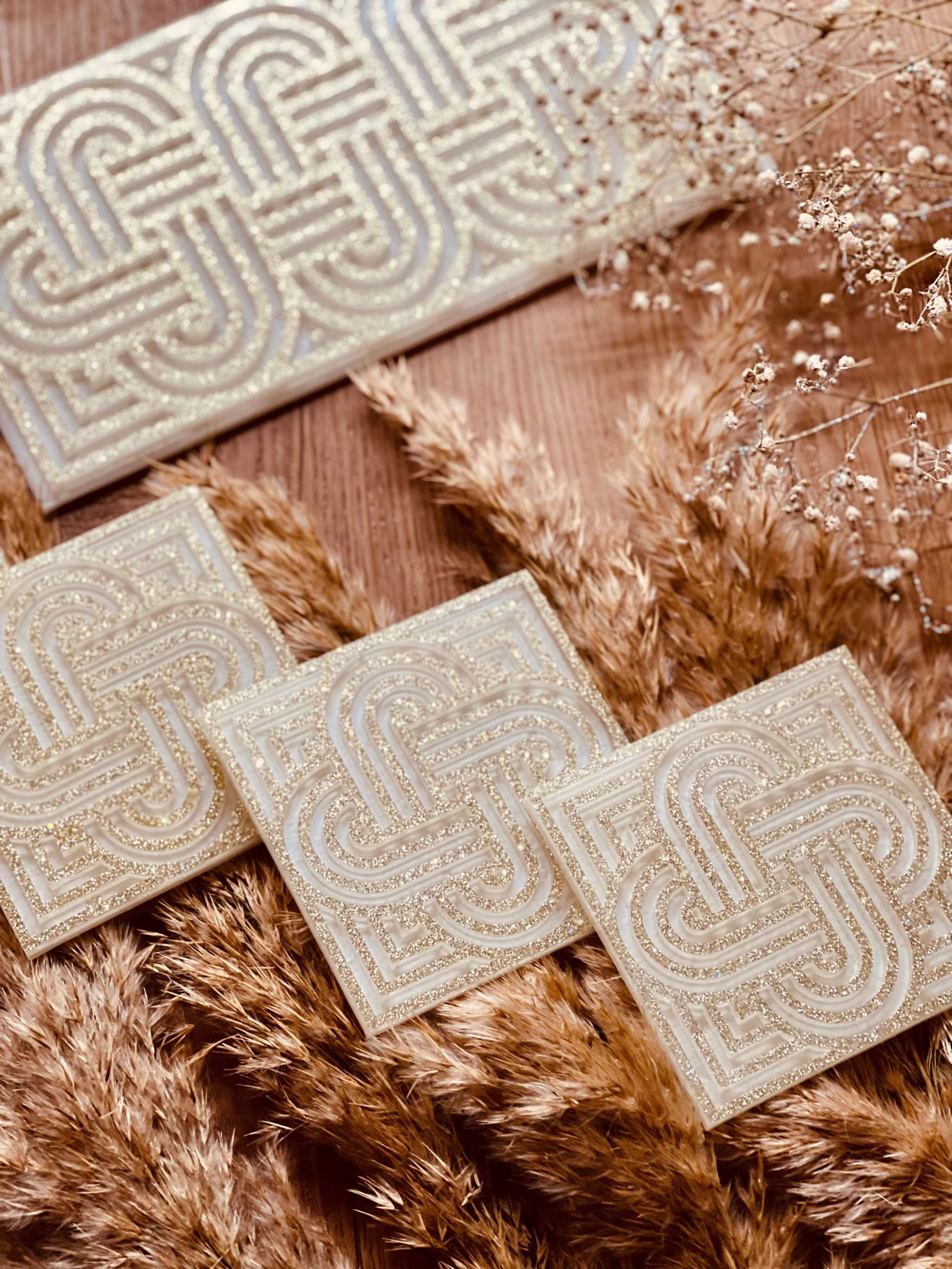 Tablett und 4 Untersetzer aus Resin in Champagner mit glitzerndem Knot Design, handgemacht, dekorativ für Wohn- und Esszimmer.