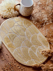Handgemachtes Tablett aus Resin in Gold und Weiß mit Glitzerelementen, 38x26 cm, dekoratives Unikat