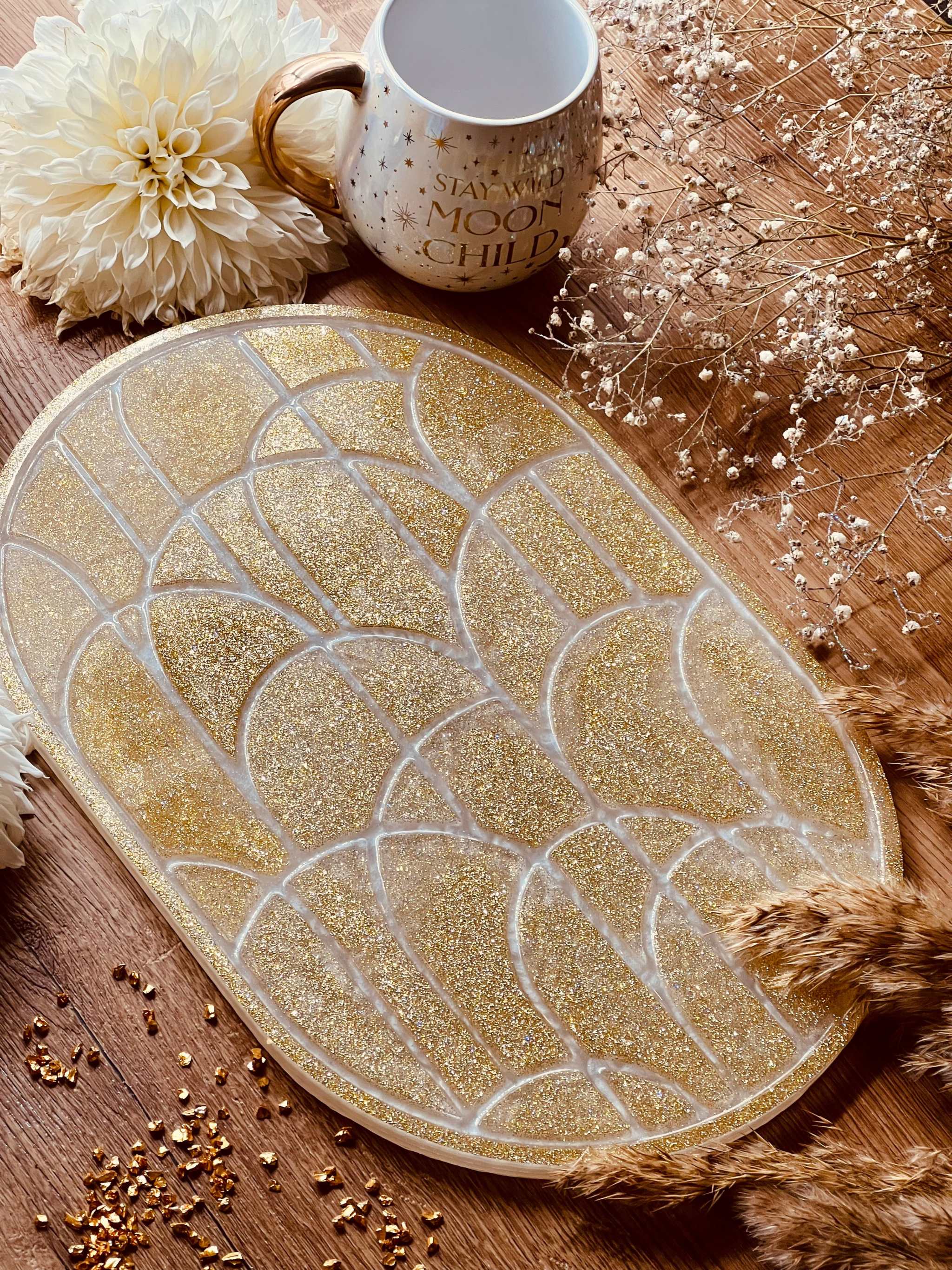 Handgemachtes Tablett aus Resin in Gold und Weiß mit Glitzerelementen, 38x26 cm, dekoratives Unikat