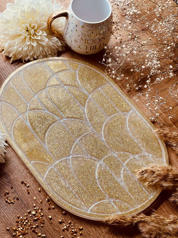 Tablett aus Resin in Gold mit Weiß und viel Glitzer