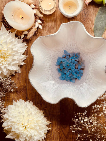 Schale aus Resin in Weiss mit Silber und blauen Hortensien