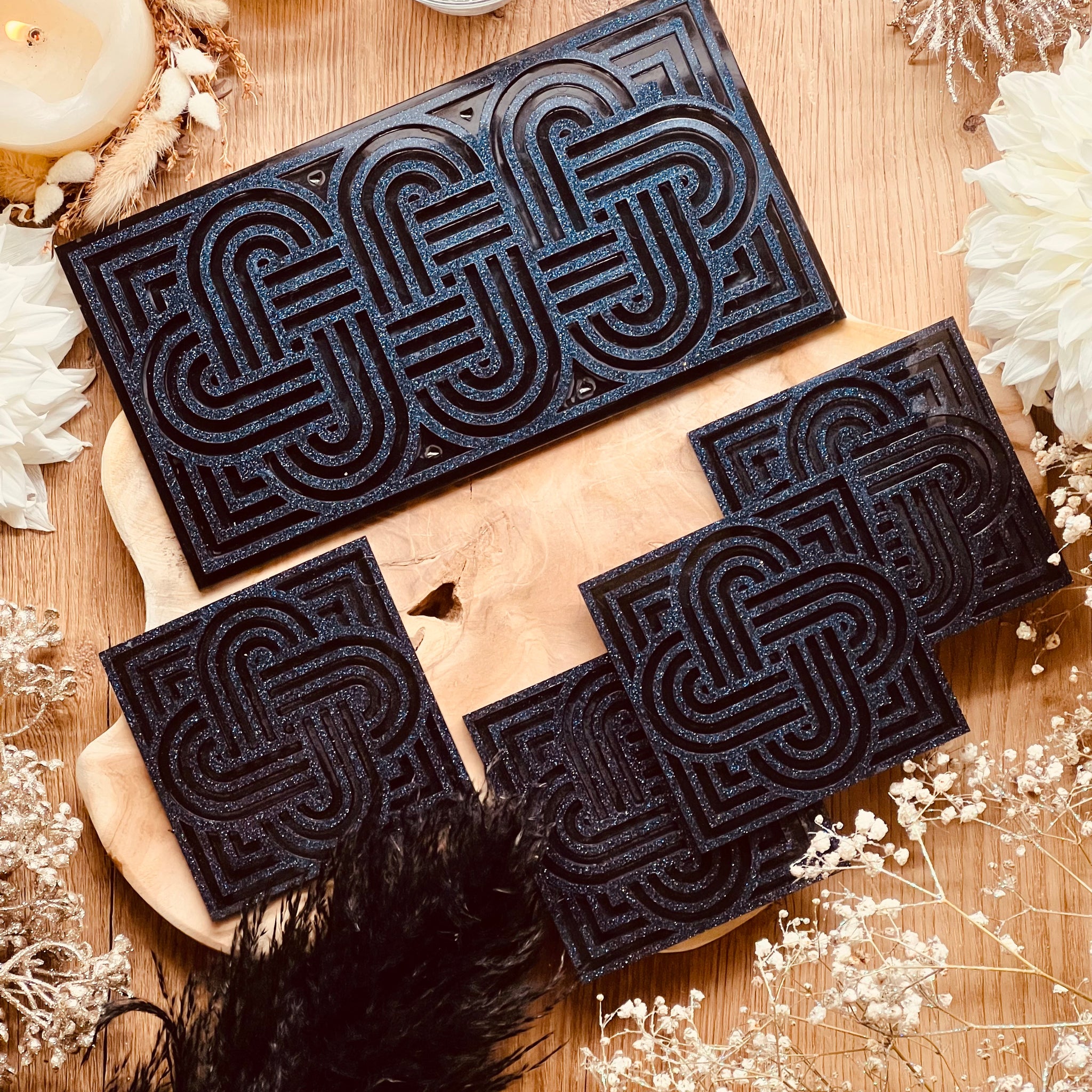 Tray and 4 coasters made of resin in dark blue with glitter in knot design
