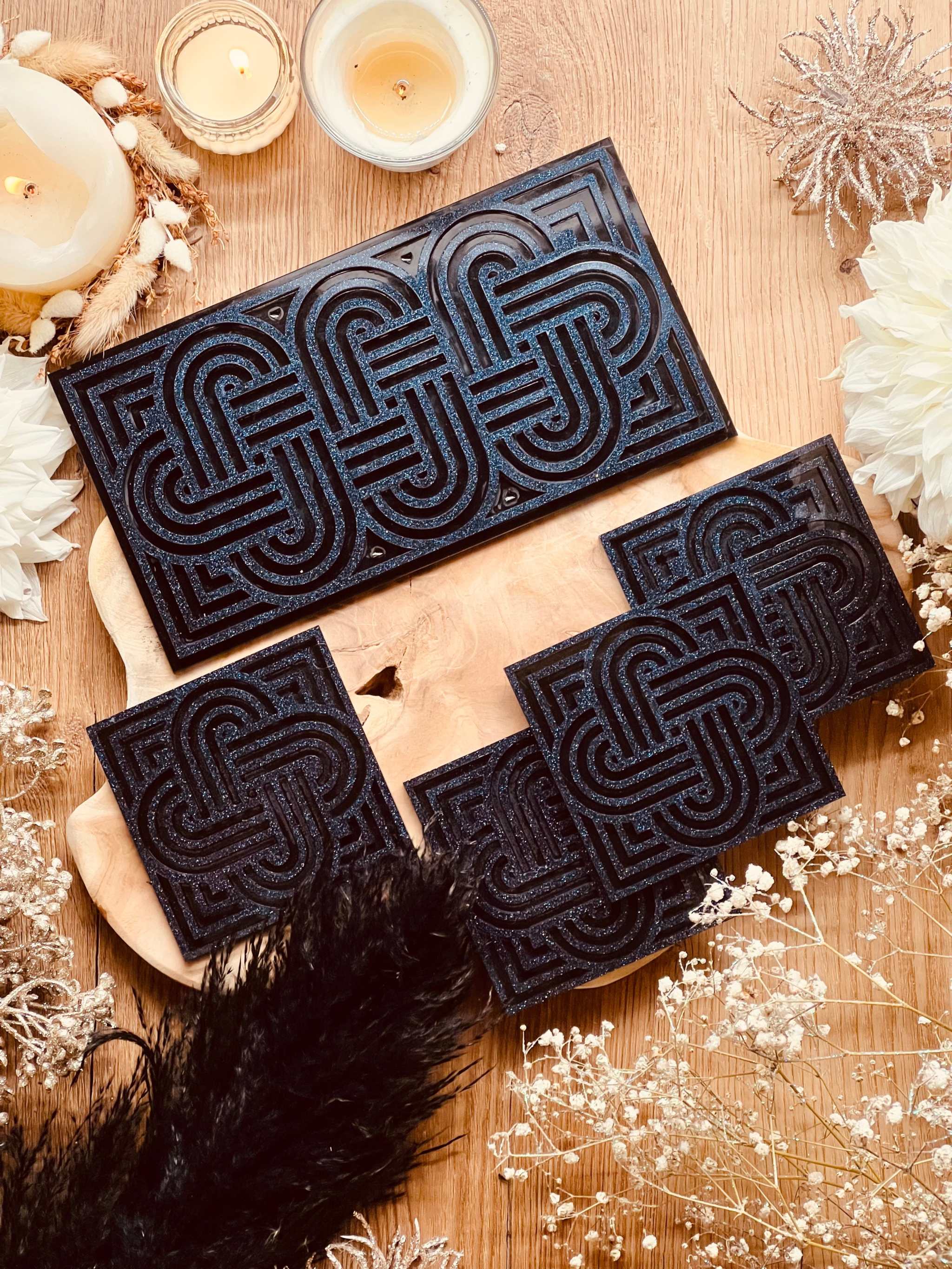 Handgefertigtes dunkelblaues Resin Tablett und 4 Untersetzer mit Glitzer im Knot Design als einzigartiges Deko-Set