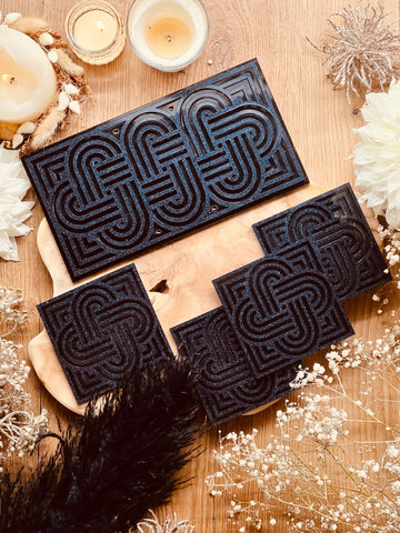 Tray and 4 coasters made of resin in dark blue with glitter in knot design