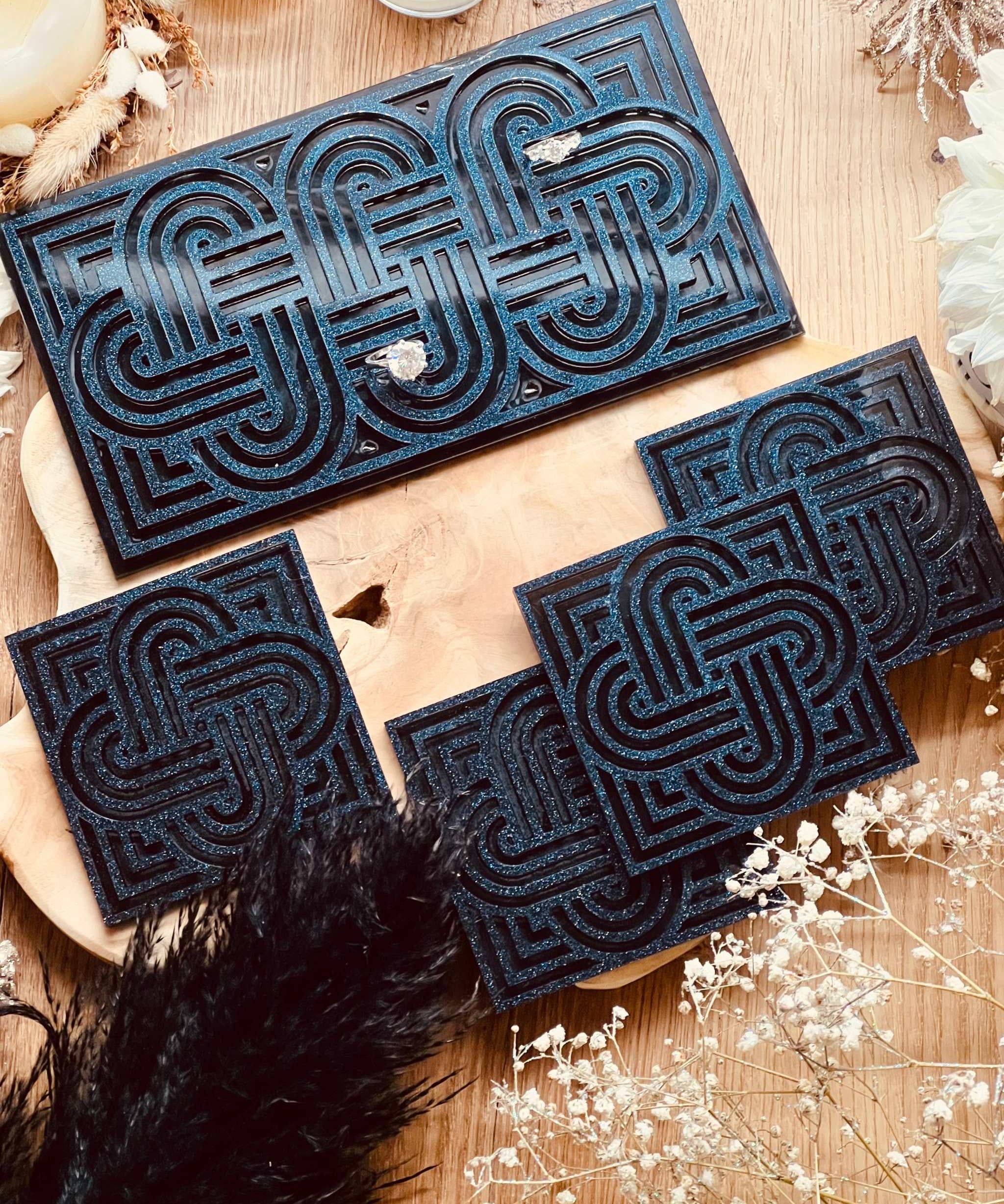 Tablett und 4 Untersetzer aus dunkelblauem Resin mit Glitzer und Knot Design, handgemacht, dekorativ und einzigartig