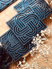 Dunkelblaues handgemachtes Resin Tablett und 4 Untersetzer mit glitzerndem Knot Design als einzigartiges Set.