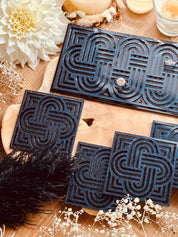 handgemachtes dunkelblaues Resin Tablett und 4 Untersetzer mit glitzerndem Knot Design als dekoratives Unikat