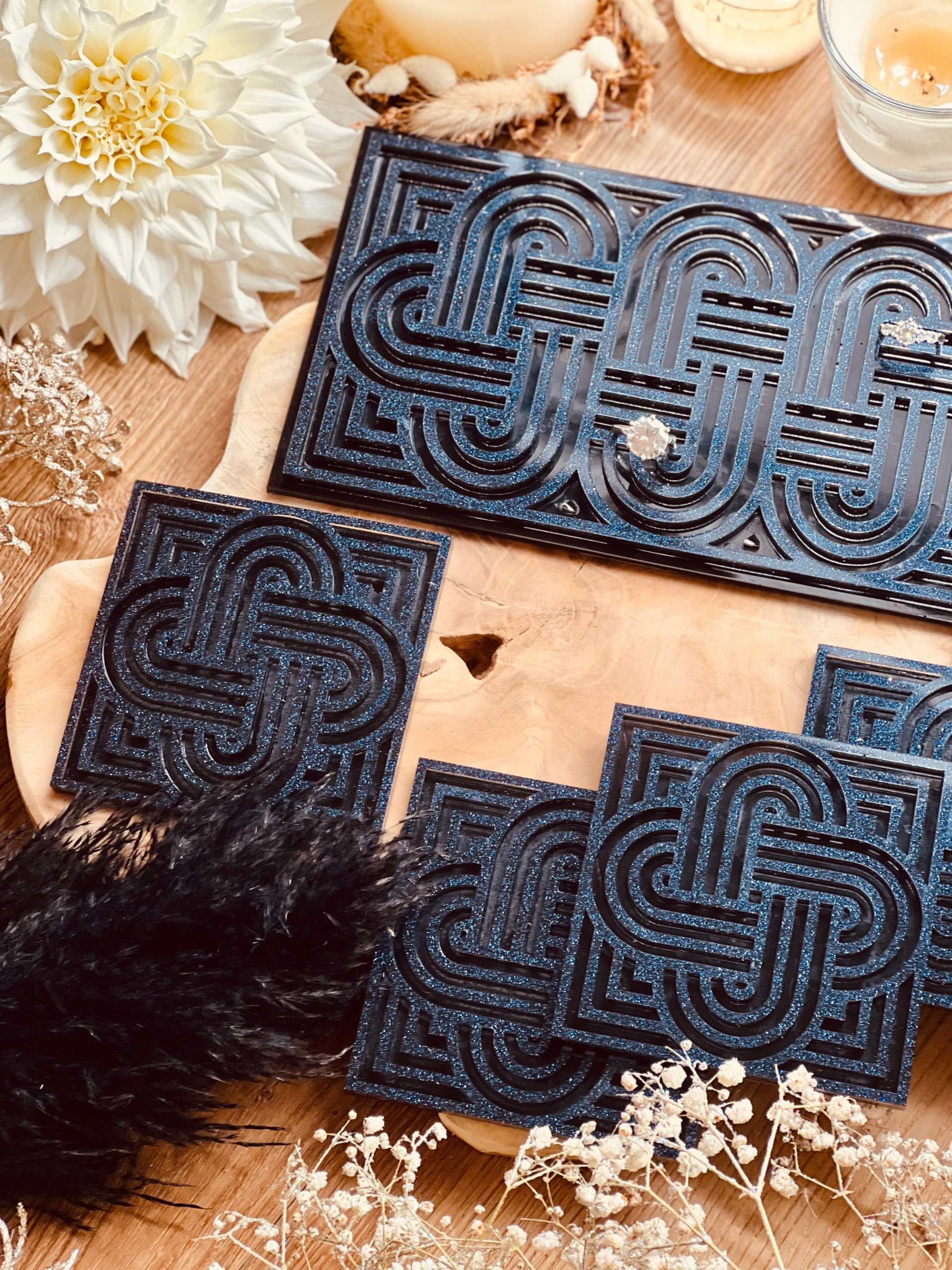 handgemachtes dunkelblaues Resin Tablett und 4 Untersetzer mit glitzerndem Knot Design als dekoratives Unikat
