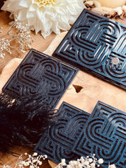 Handgemachtes dunkelblaues Resin Tablett und 4 Untersetzer mit glitzerndem Knot Design als dekoratives Set