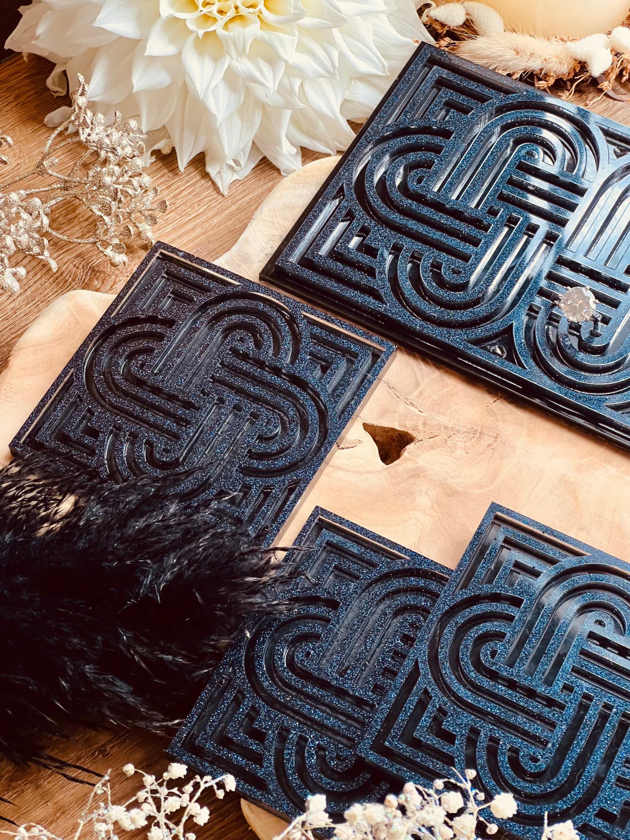 Handgemachtes dunkelblaues Resin Tablett und 4 Untersetzer mit glitzerndem Knot Design als dekoratives Set