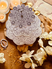 Handgemachte Mandala Etagere aus Keramik mit einzigartigen Glitzerakzenten in Violett. Ein dekorativer Blickfang für besondere Anlässe.Mandala Optik Etagere weisse Deko aus Giesskeramik