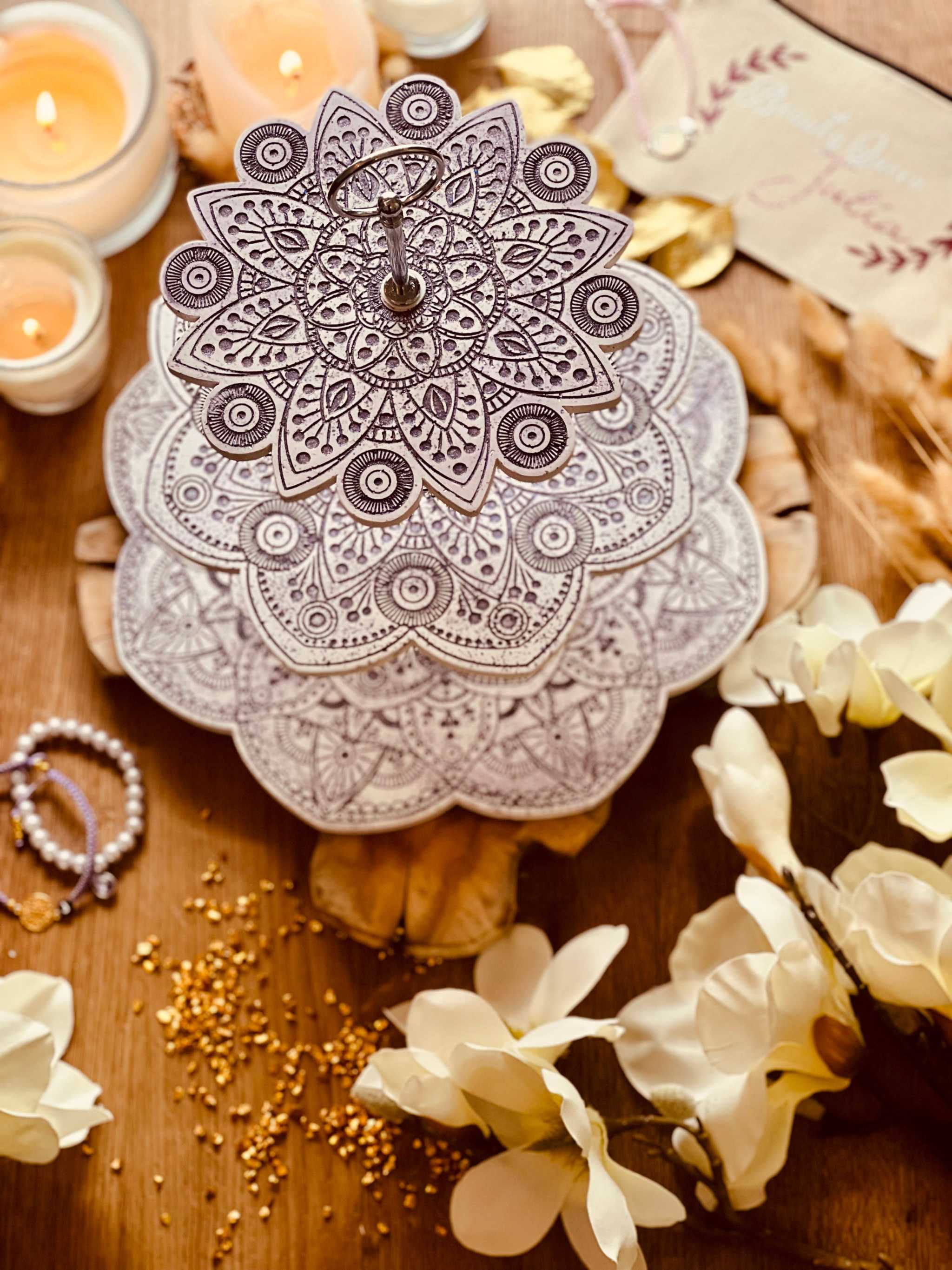 Handgemachte Mandala Etagere aus Keramik mit einzigartigen Glitzerakzenten in Violett. Ein dekorativer Blickfang für besondere Anlässe.Mandala Optik Etagere weisse Deko aus Giesskeramik