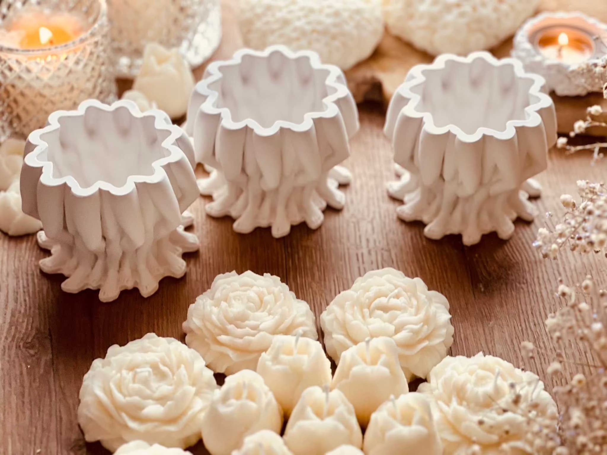 Handcrafted Gießkeramik vases with unique 'Many Legs' design, ideal for home decor or gifts.Many Legs Vase Weisse Deko Skulptur Giesskeramik Look