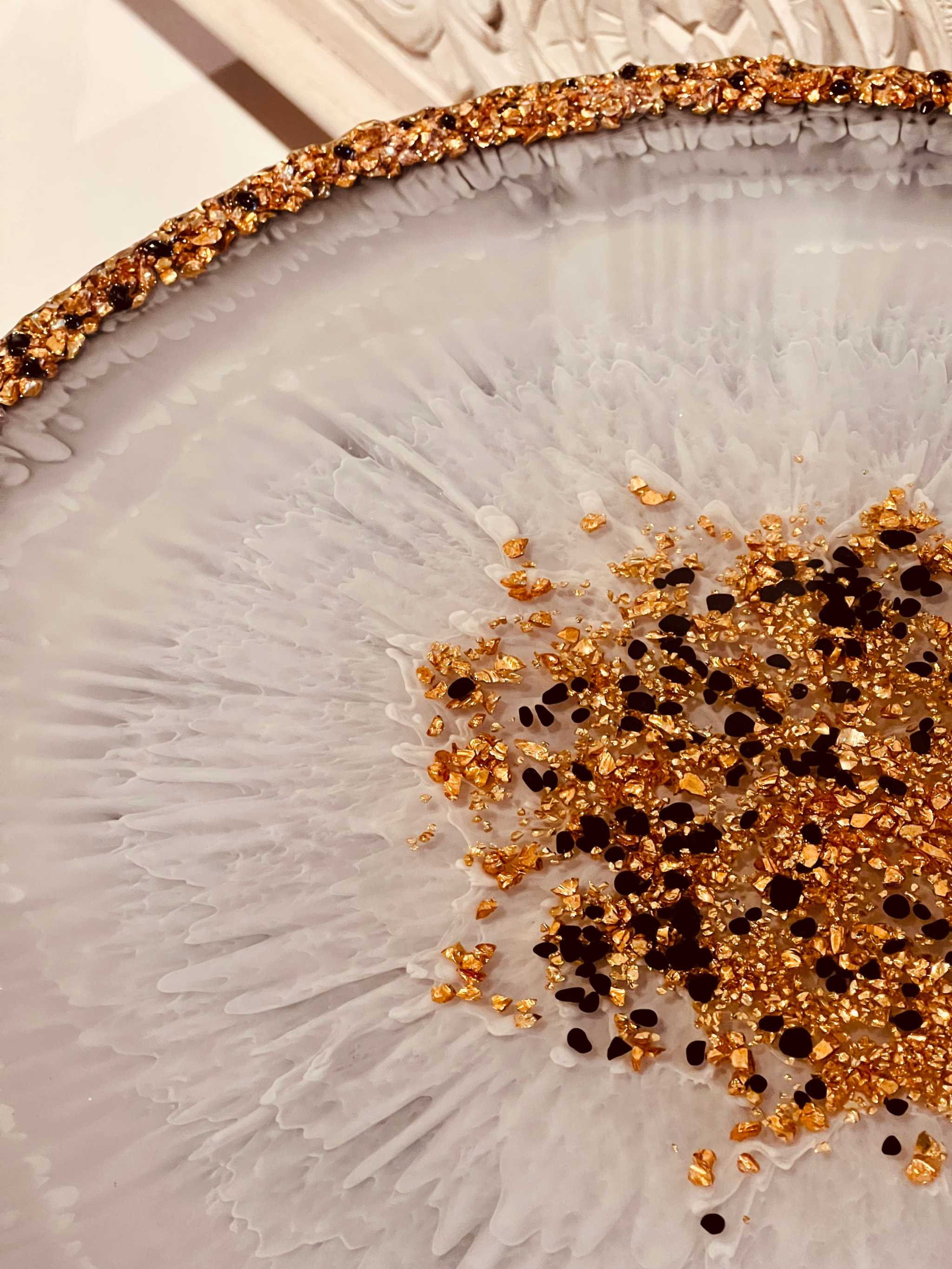 Moderner Epoxidharz Couchtisch aus Resin mit weiß-goldener Optik, stabil, langlebig und ein echtes Unikat, ideal als dekorativer Akzent.
