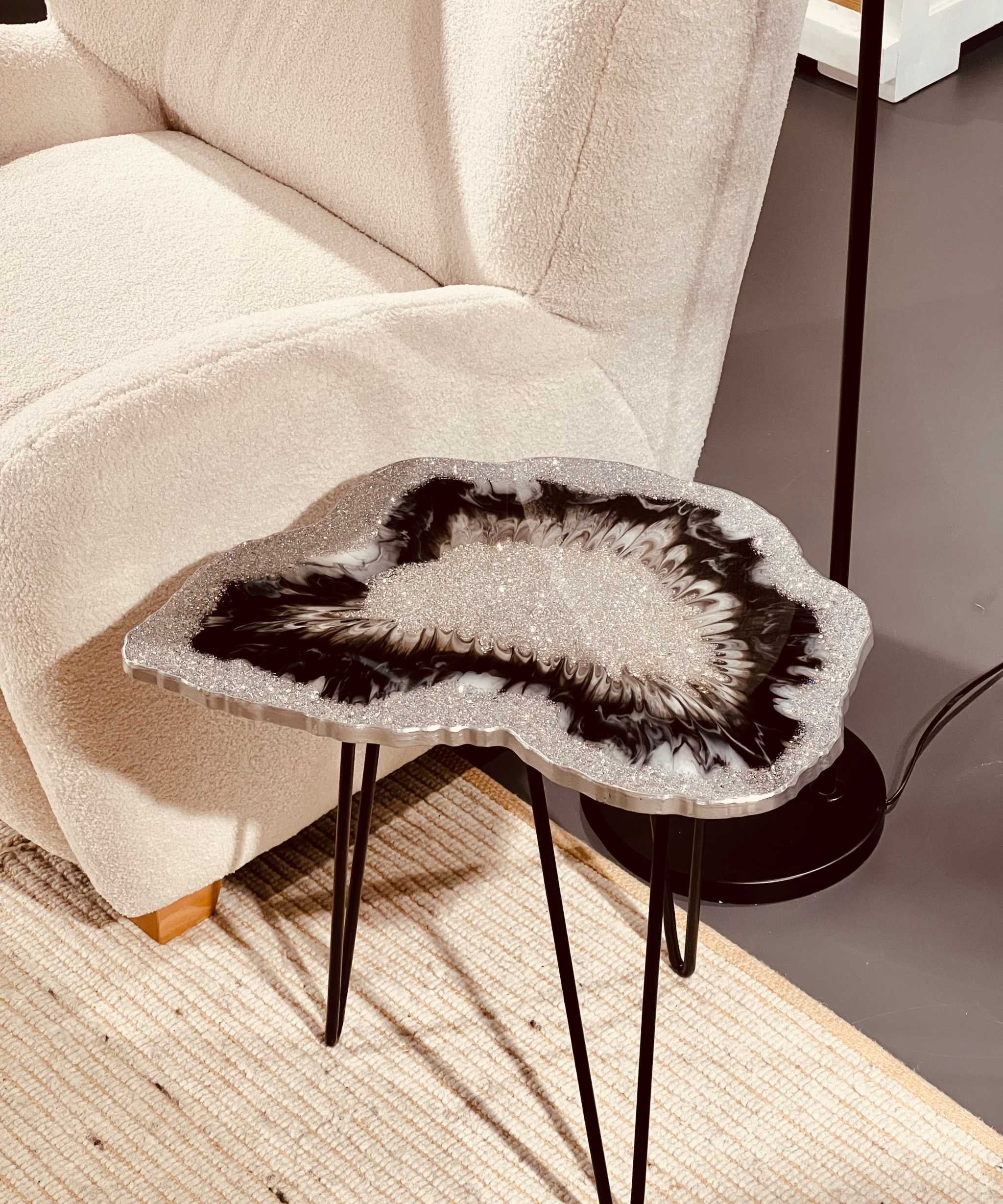Moderner Epoxidharz Couchtisch in Silberglitzer-Optik mit schwarzen Akzenten – ideales Wohnaccessoire für stilvolle Einrichtungsliebhaber