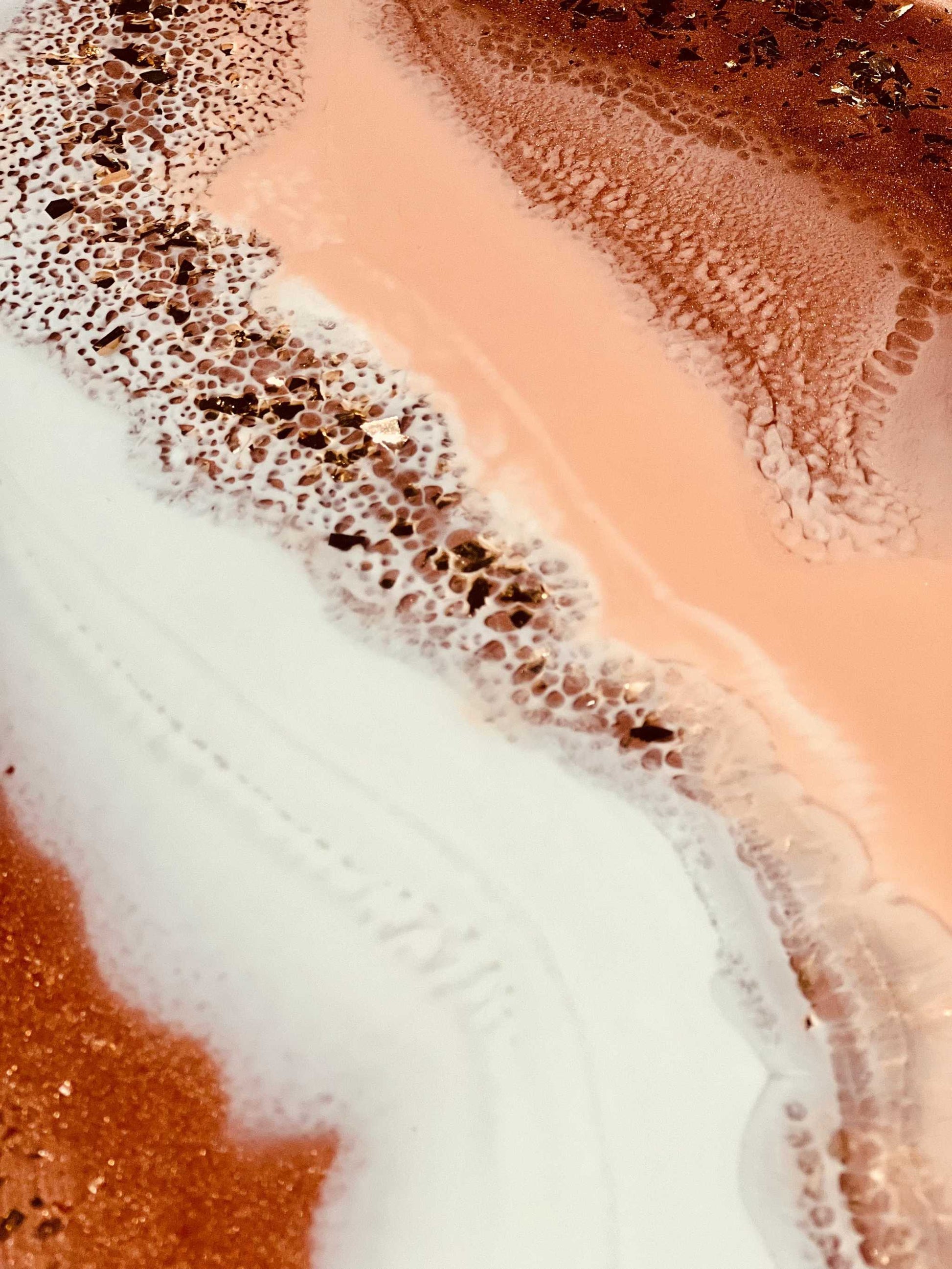 Moderner Epoxidharz Couchtisch mit kupfer-weißer Resin-Oberfläche, handgefertigt und hitzebeständig, ideal als Beistelltisch im Wohnzimmer.