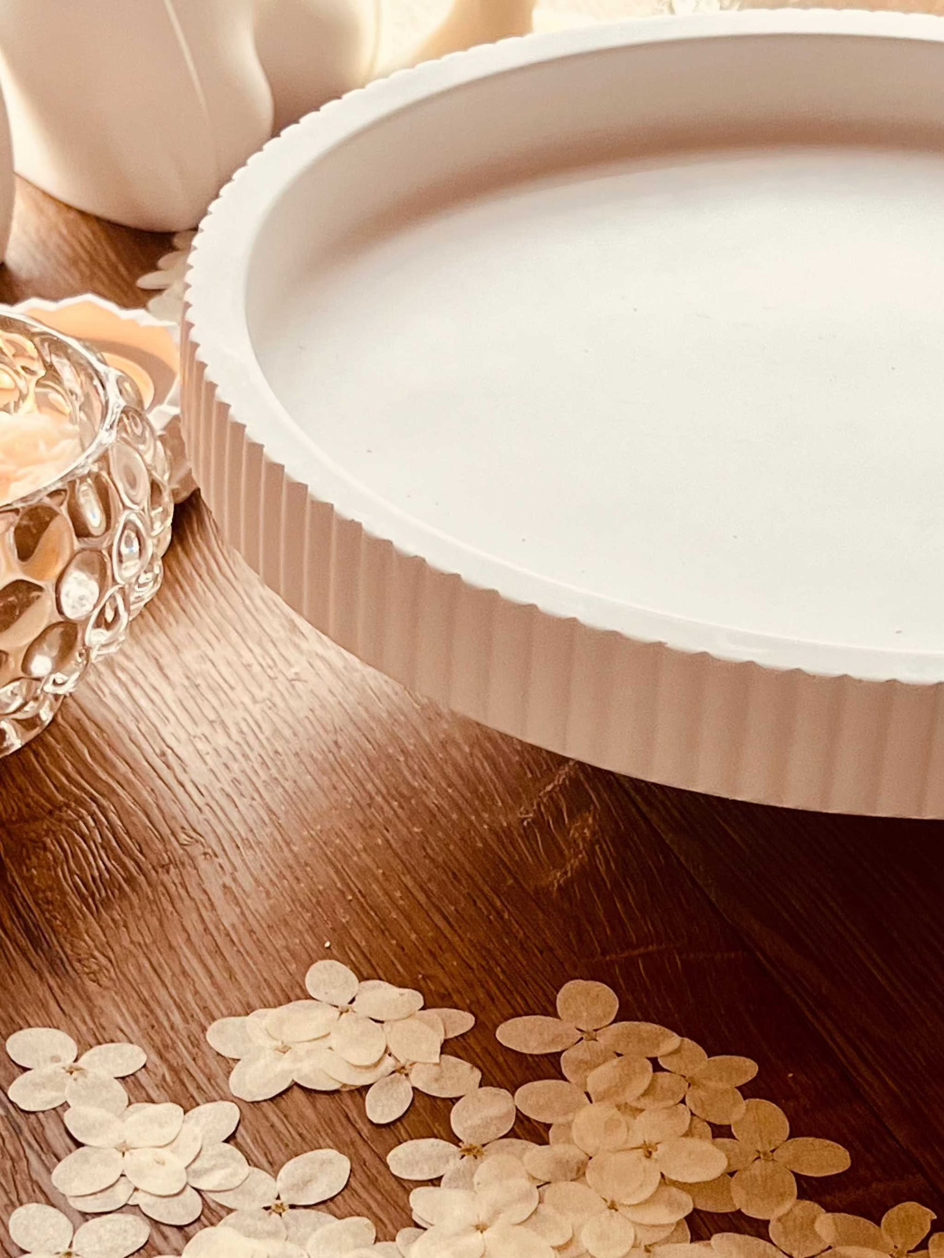Handcrafted round ceramic tray with a modern ribbed design and versatile use.Modernes Streifen Design Giesskeramik Weisse Deko Tablett