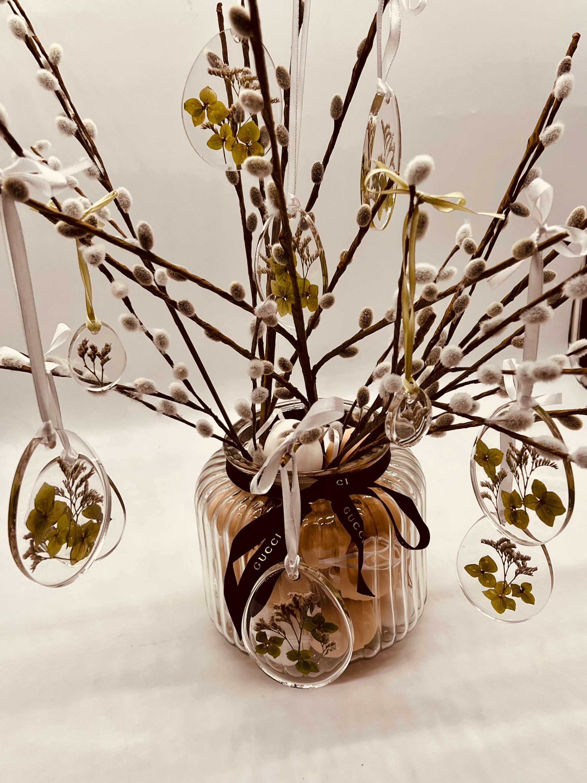 Ostereier aus Resin mit echten getrockneten Pflanzen – perfekte Oster Deko für Ostersträuße, Kränze oder Tischdekorationen.decoration.