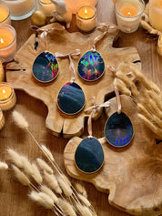 Detailaufnahme der Ostereier mit Regenbogenfarben, feiner Line Art und reflektierendem Glanz – eine moderne Oster Deko für dein Zuhause.
