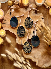 Set aus 5 Ostereiern mit schimmernder holographischer Oberfläche und kunstvollen Line Art Motiven – stilvolle Oster Deko.