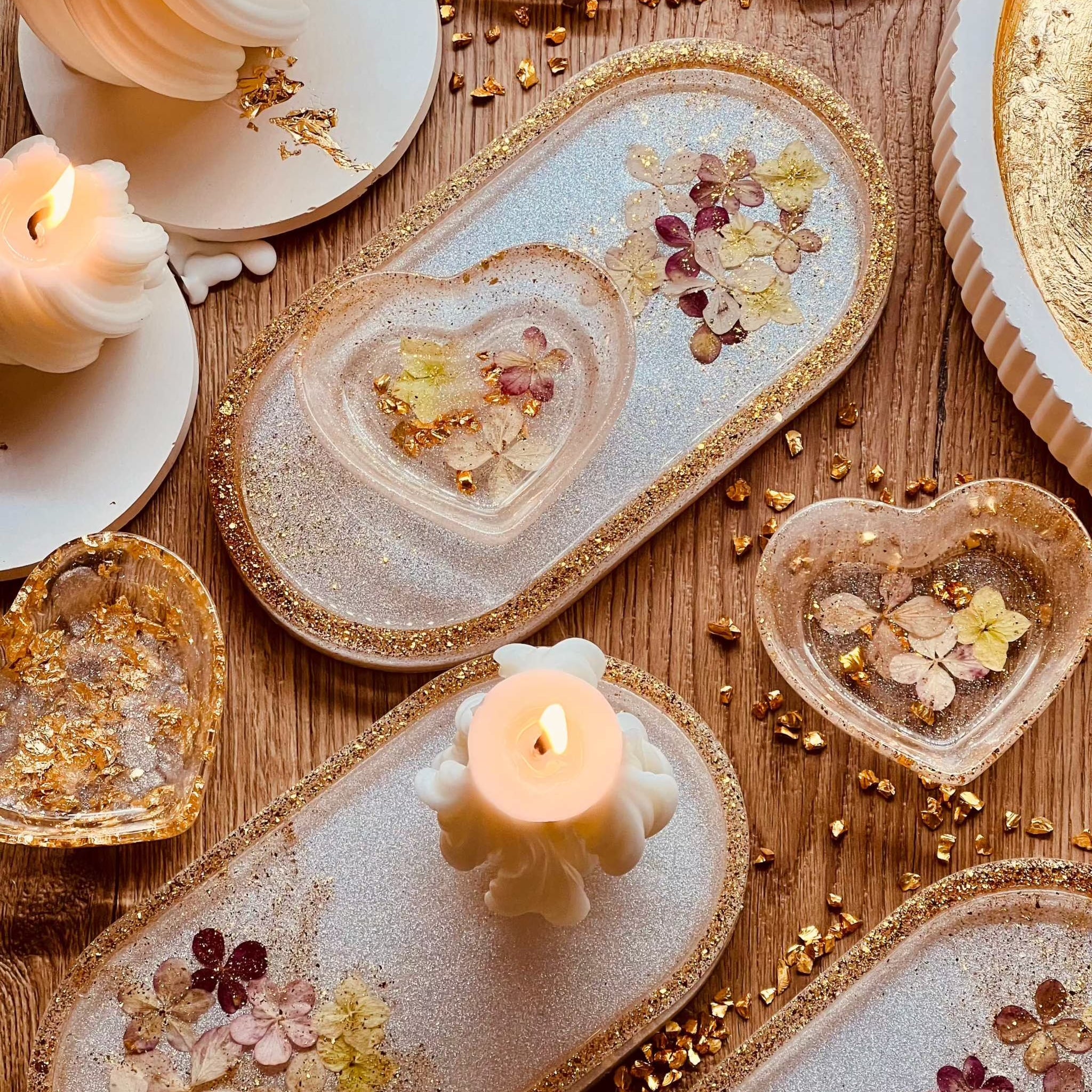 Ovale Schmuckschalen mit Blumen aus der Brautstrauß Konservierung und gold. Herzschalen als Ergänzung.