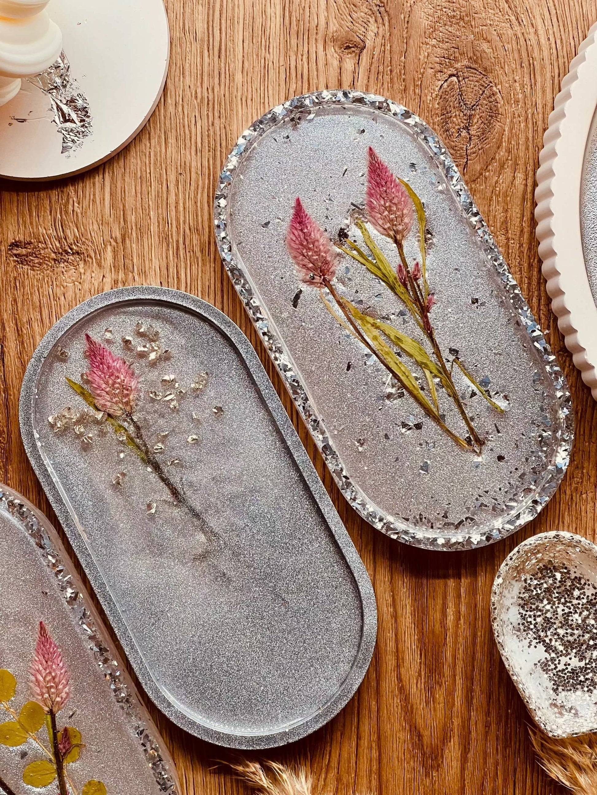 Ovale Schmuckschalen mit Blumen aus der Brautstrauß Konservierung und silber