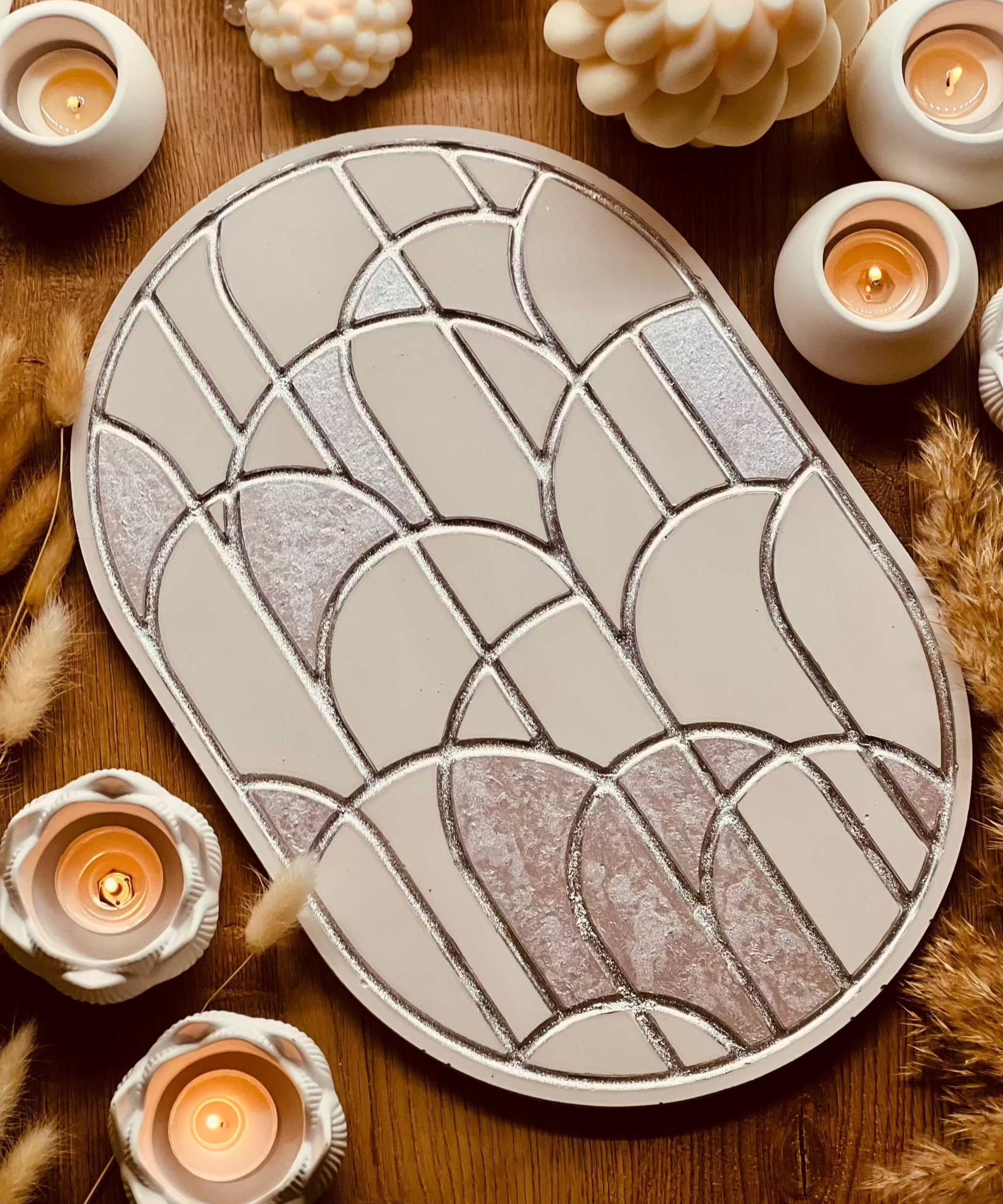 Handcrafted oval Gießkeramik tray with modern white, pink, and silver line pattern, ideal for decoration or serving.Ovales Giesskeramik Tablett rosa silber Look Weisse Deko
