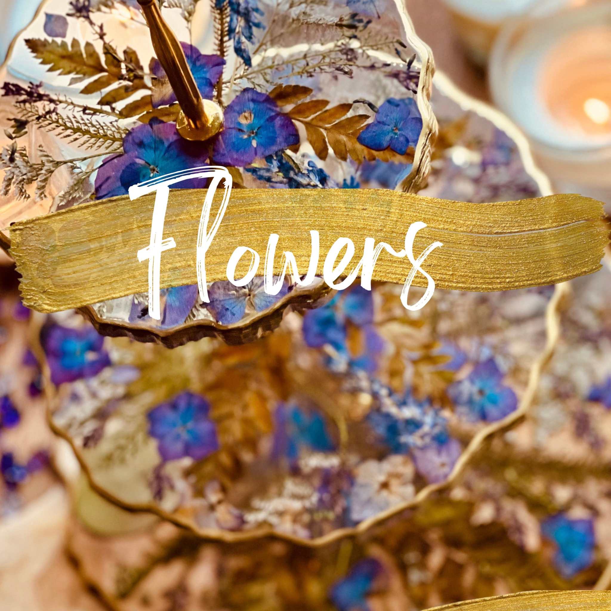 Resin art course teaching flowers technique with blue and gold design.
