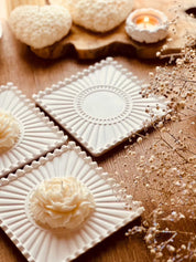 Handcrafted Gießkeramik tablett with modern line design and floral accents on a wooden surface.Romantisches Design Tablett Giesskeramik Weisse Deko Look
