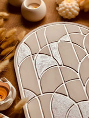 Oval ceramic tray "The Crazy Lines" in white and pink with silver, featuring modern line pattern, ideal for decor or serving.Rosa Silber Design Tablett aus Giesskeramik Weisse Deko