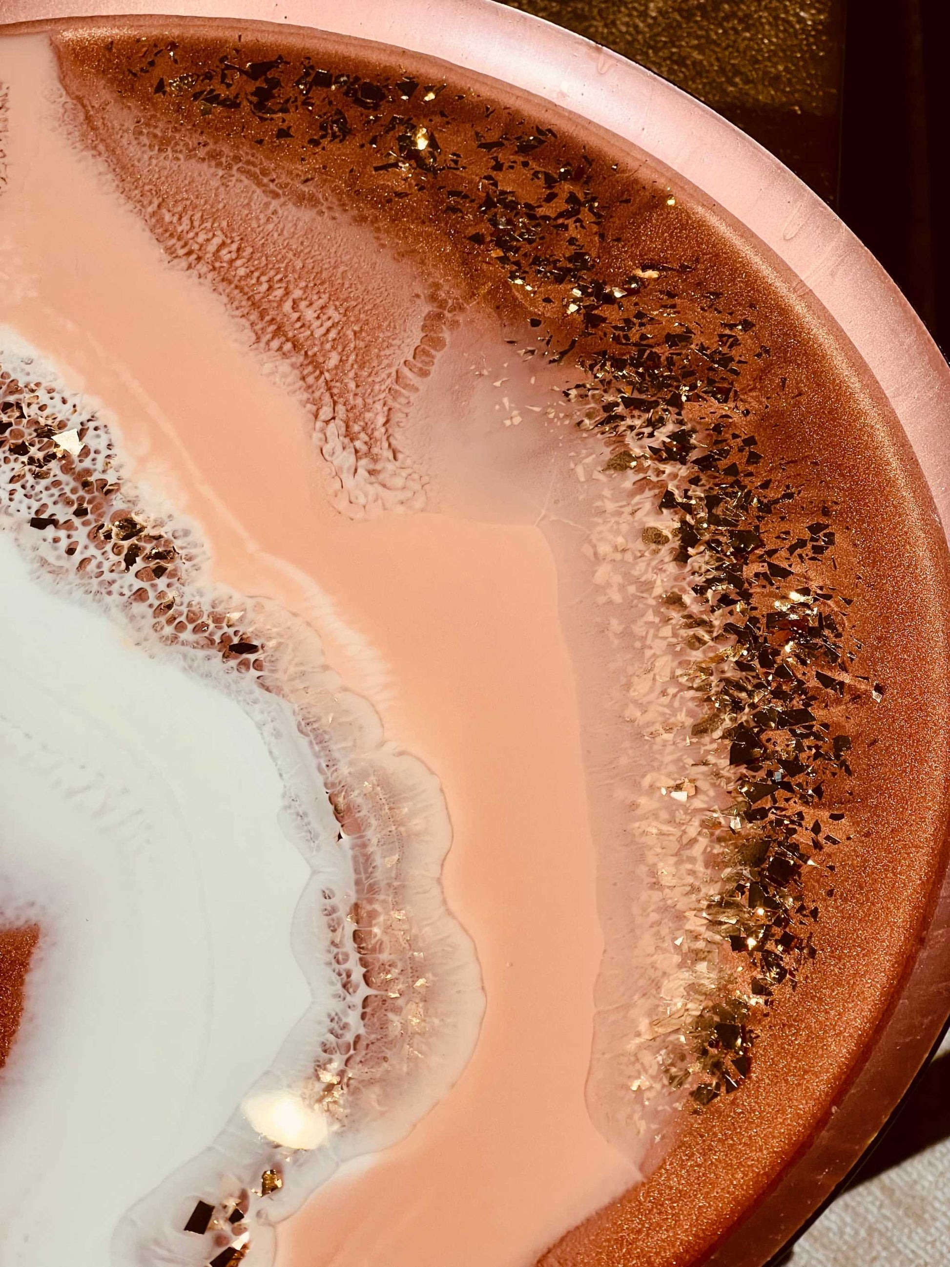 Runder Epoxidharz Couchtisch mit hochwertigem Resin-Design in Kupfer und Weiß, ideal als dekorativer Hingucker in jedem Raum.
