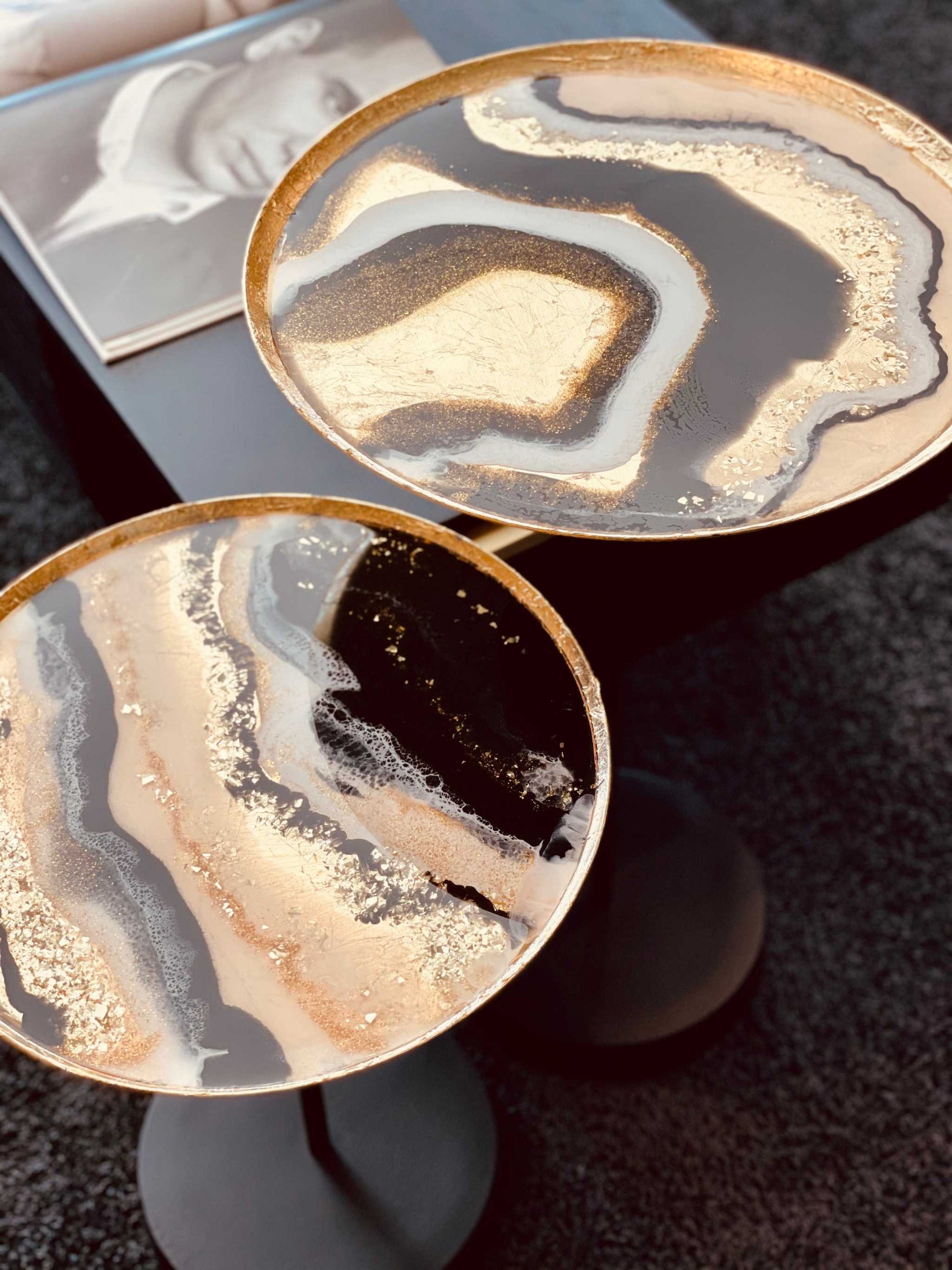 Rundes Tisch-Set mit glamourösem Design aus Resin – Epoxidharz Couchtisch mit Perlmutt-, Gold- und Schwarz-Elementen