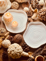 Handcrafted Gießkeramik tray with wood-look design; eco-friendly, versatile home accessory; perfect for decor or gifting.Rustikales Giesskeramik Tablett Weisse Deko Woodlook Design