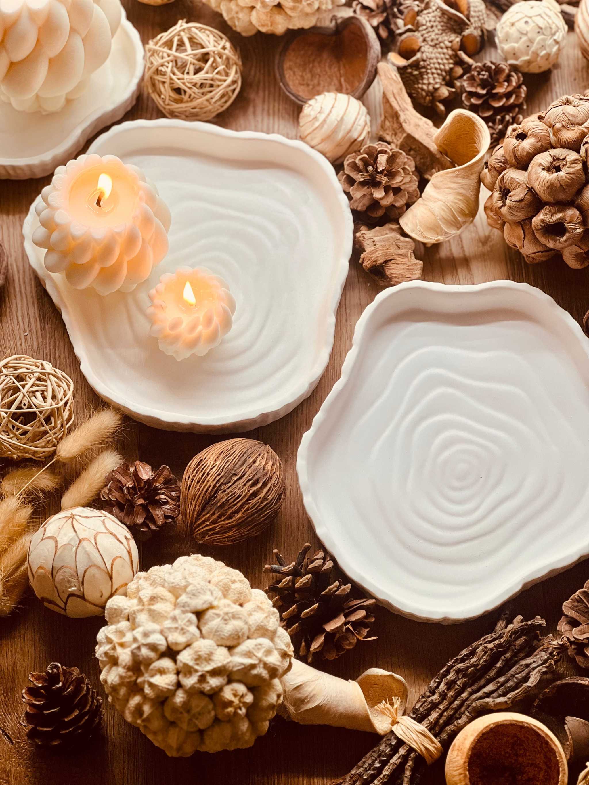 Handcrafted Gießkeramik tray with wood-look design; eco-friendly, versatile home accessory; perfect for decor or gifting.Rustikales Giesskeramik Tablett Weisse Deko Woodlook Design