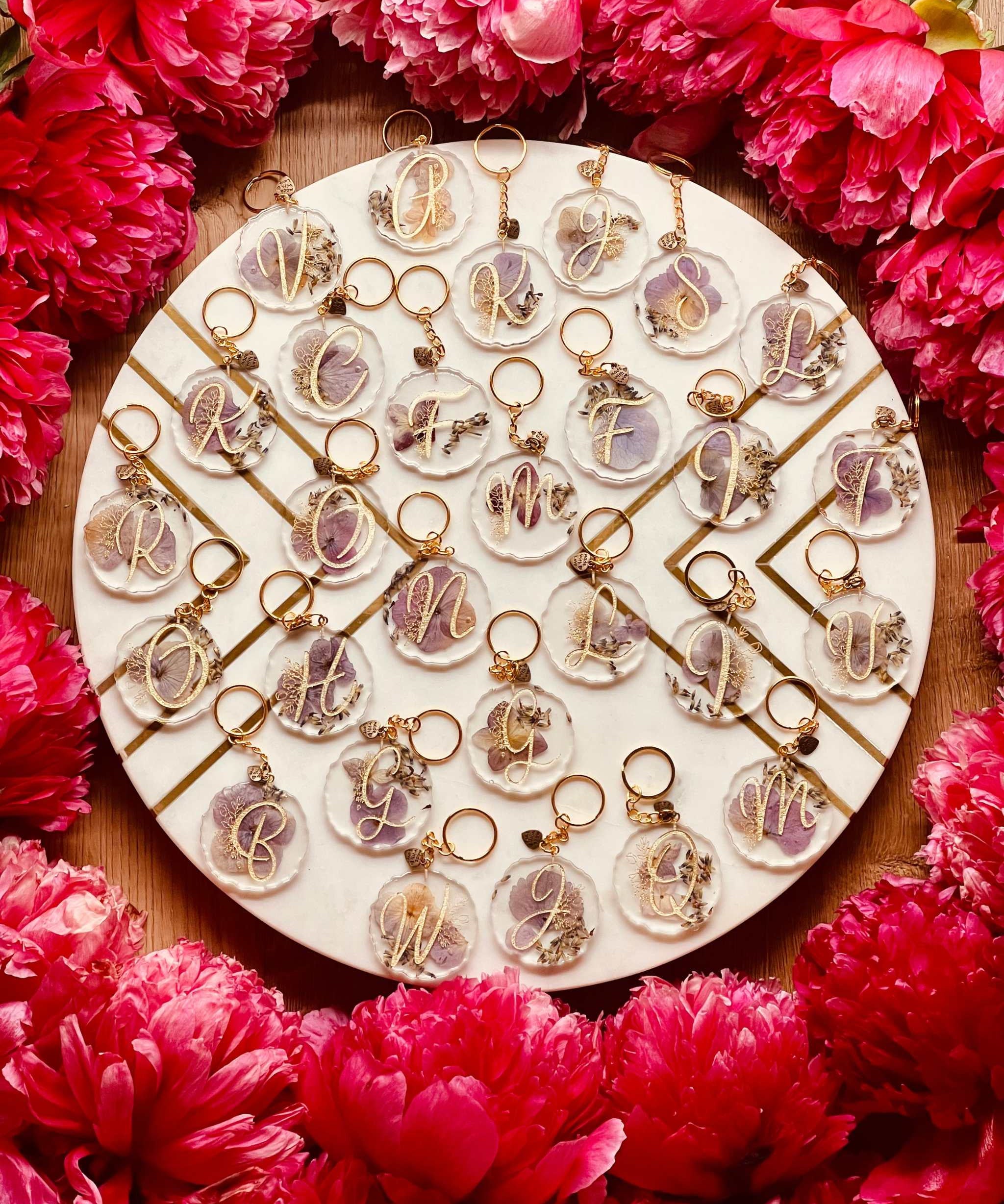 Handgefertigter Schlüsselanhänger mit lila Hortensien, in Resin gegossen, einzigartiges Unikat, perfektes Accessoire für Naturliebhaber.Schlüsselanhänger mit echten Blumen aus dem Brautstrauß – handgefertigt aus Epoxidharz, einzigartig und liebevoll gestaltet als bleibende Erinnerung