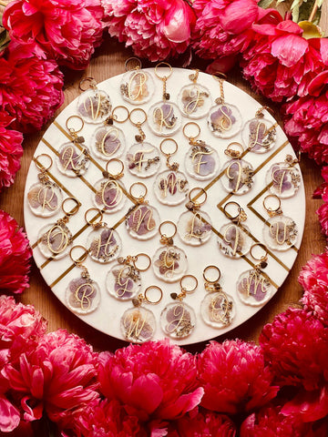 Handgefertigter Schlüsselanhänger mit lila Hortensien, in Resin gegossen, einzigartiges Unikat, perfektes Accessoire für Naturliebhaber.Schlüsselanhänger mit echten Blumen aus dem Brautstrauß – handgefertigt aus Epoxidharz, einzigartig und liebevoll gestaltet als bleibende Erinnerung