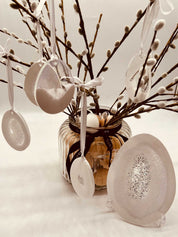 Weiß-silberne Ostereier Anhänger aus Resin mit holographischer Oberfläche, handgemacht und einzigartig.