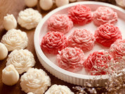 Handcrafted round ceramic tray with modern ribbed design, featuring intricate pink and white flower decorations.Straight Lines Giesskeramik Tablett Weisse Deko Stil